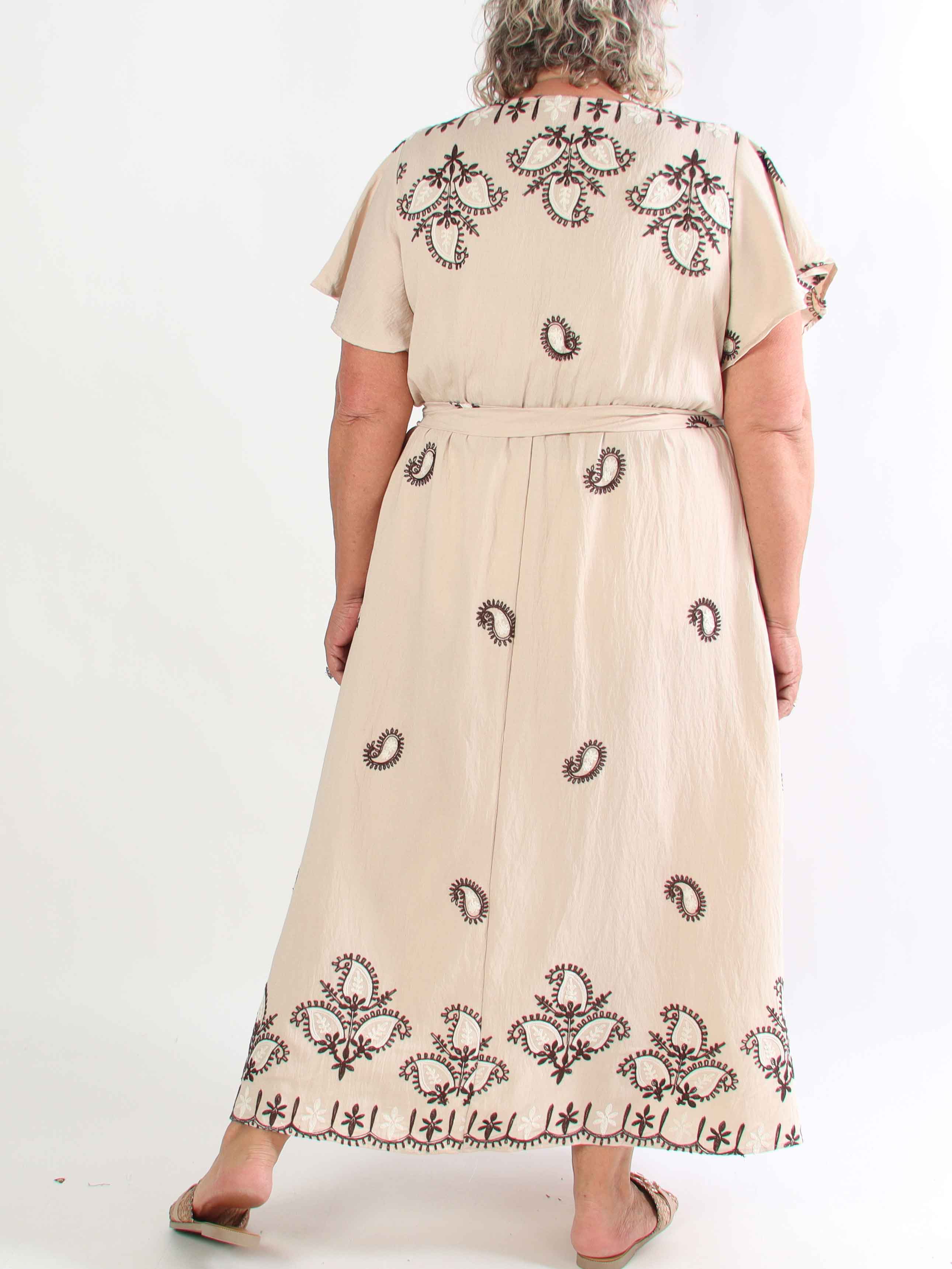 Nidia - Feminin kjole i viskoseblanding med broderet paisley mønster